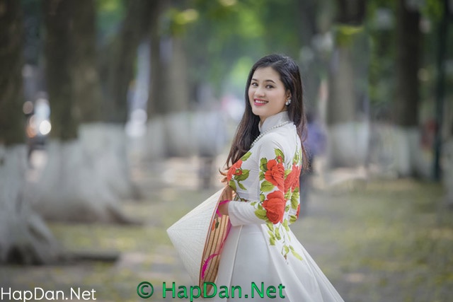 Ảnh đẹp cô gái Việt Nam cầm nón lá tự nhiên nhất 