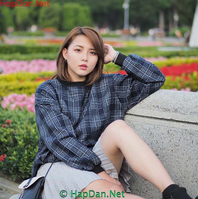 Hình ảnh Hot Girl Trung Quốc đẹp ngồi ghế đá công viên đầy hoa