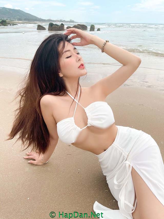 Ảnh hot girl sexy Võ Ngọc Trân mặc bikini tạo dáng nàng tiên cá trên bãi biển 