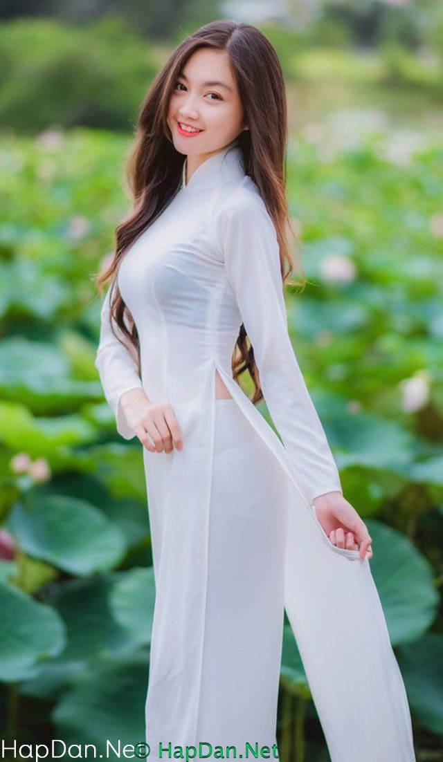Con gái Việt Nam mặc áo dài bên ao sen khoe dáng đường cong mềm mại