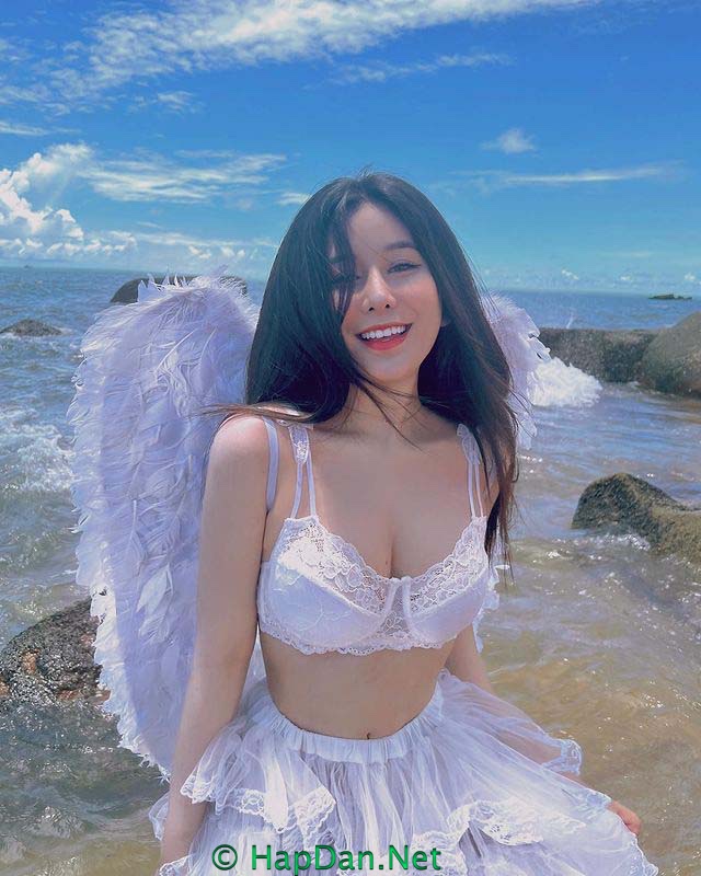 Hot Girl võ ngọc trân instagram chụp ảnh bộ cánh thiên thần trên biển